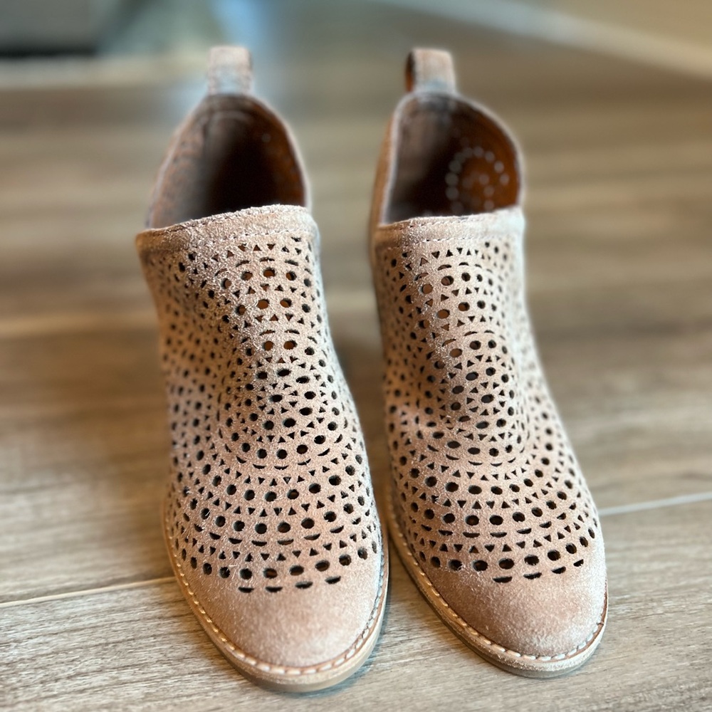 Jeffrey Campbell suede laser cute range booties in good condition size 6